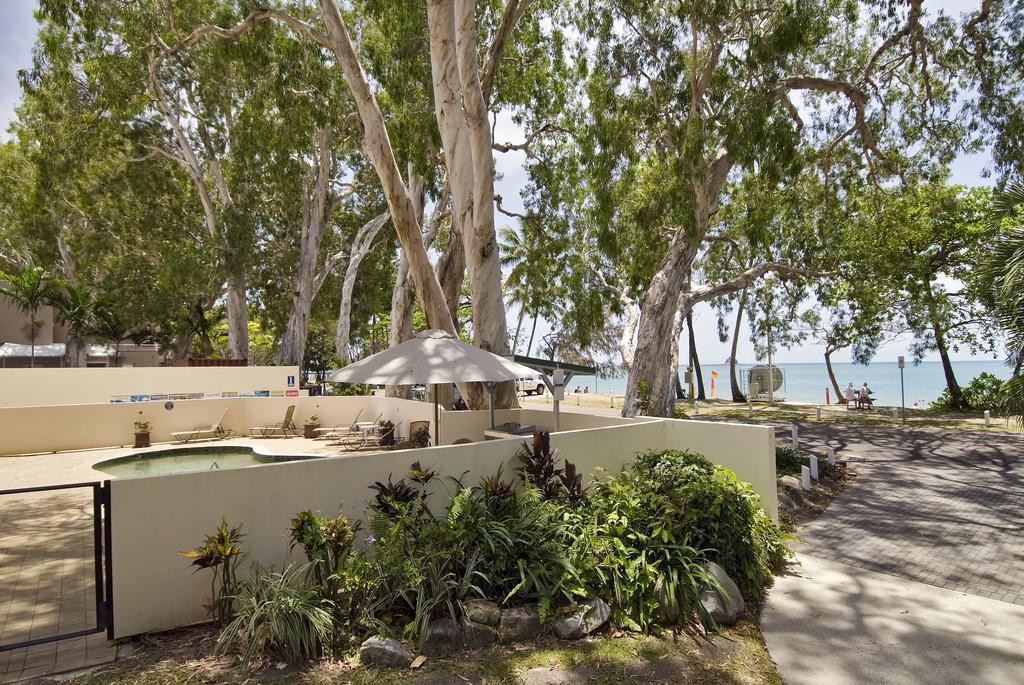 On Palm Cove Beachfront Apartments Exterior photo