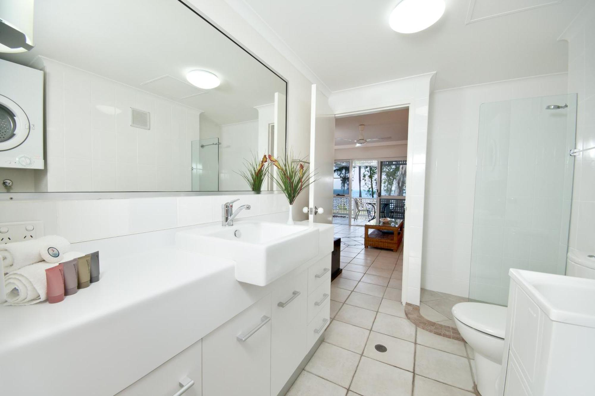 On Palm Cove Beachfront Apartments Exterior photo