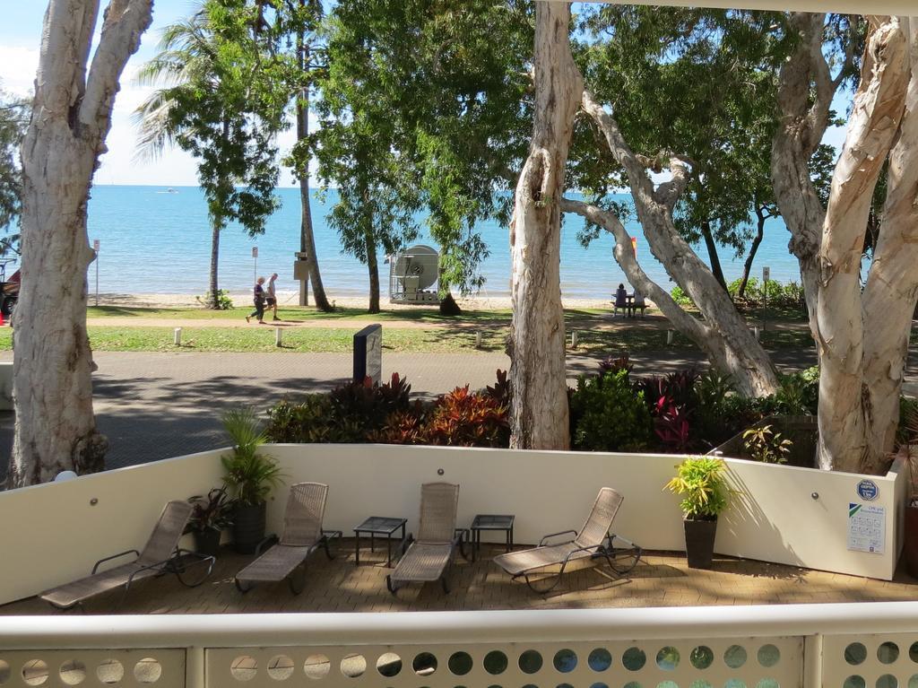 On Palm Cove Beachfront Apartments Exterior photo