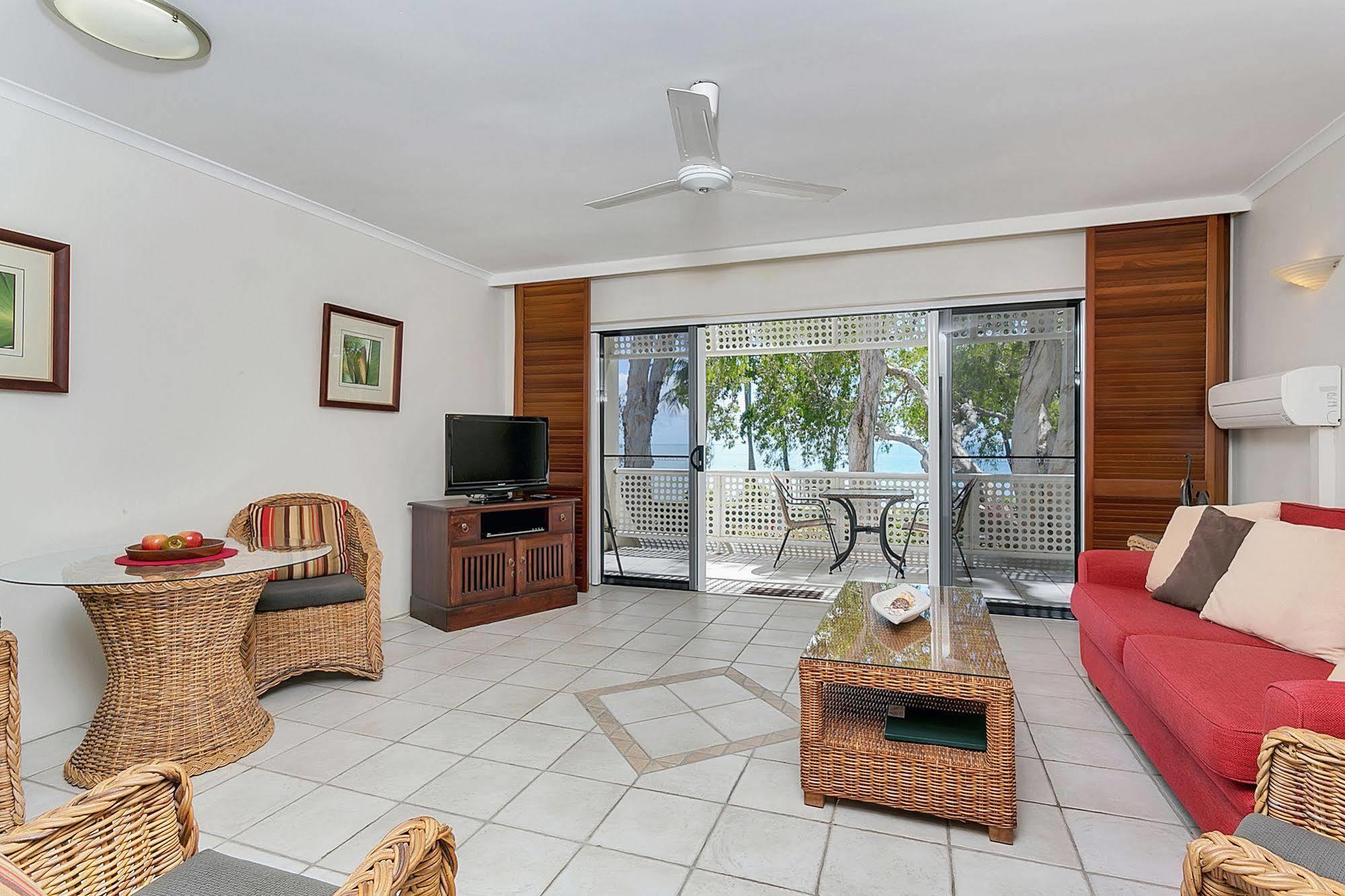 On Palm Cove Beachfront Apartments Exterior photo