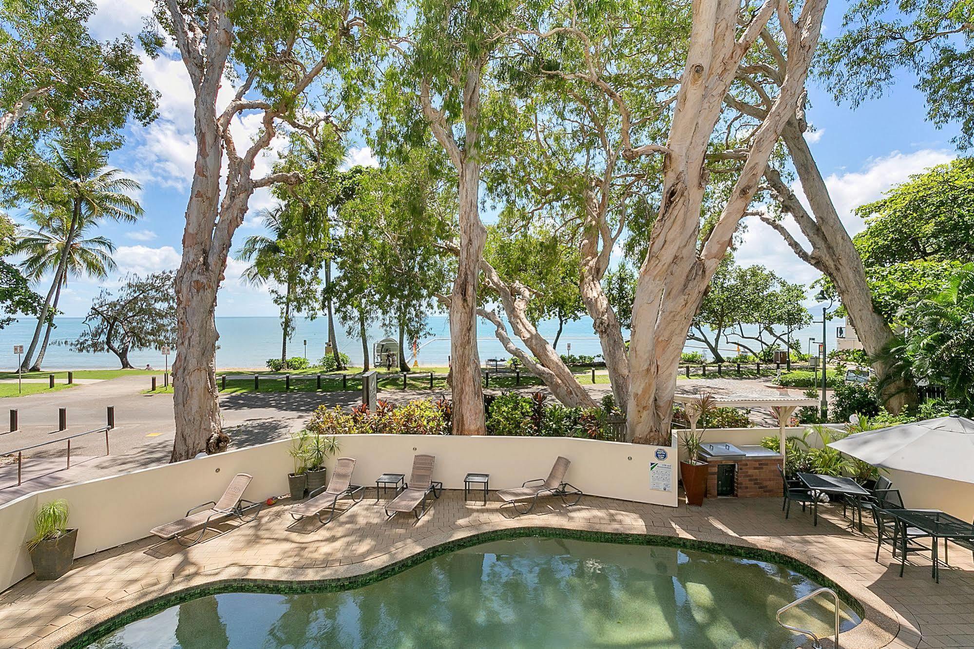 On Palm Cove Beachfront Apartments Exterior photo