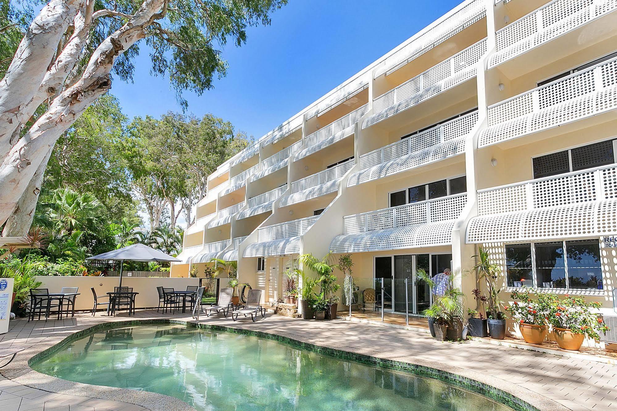 On Palm Cove Beachfront Apartments Exterior photo