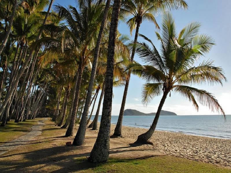 On Palm Cove Beachfront Apartments Exterior photo